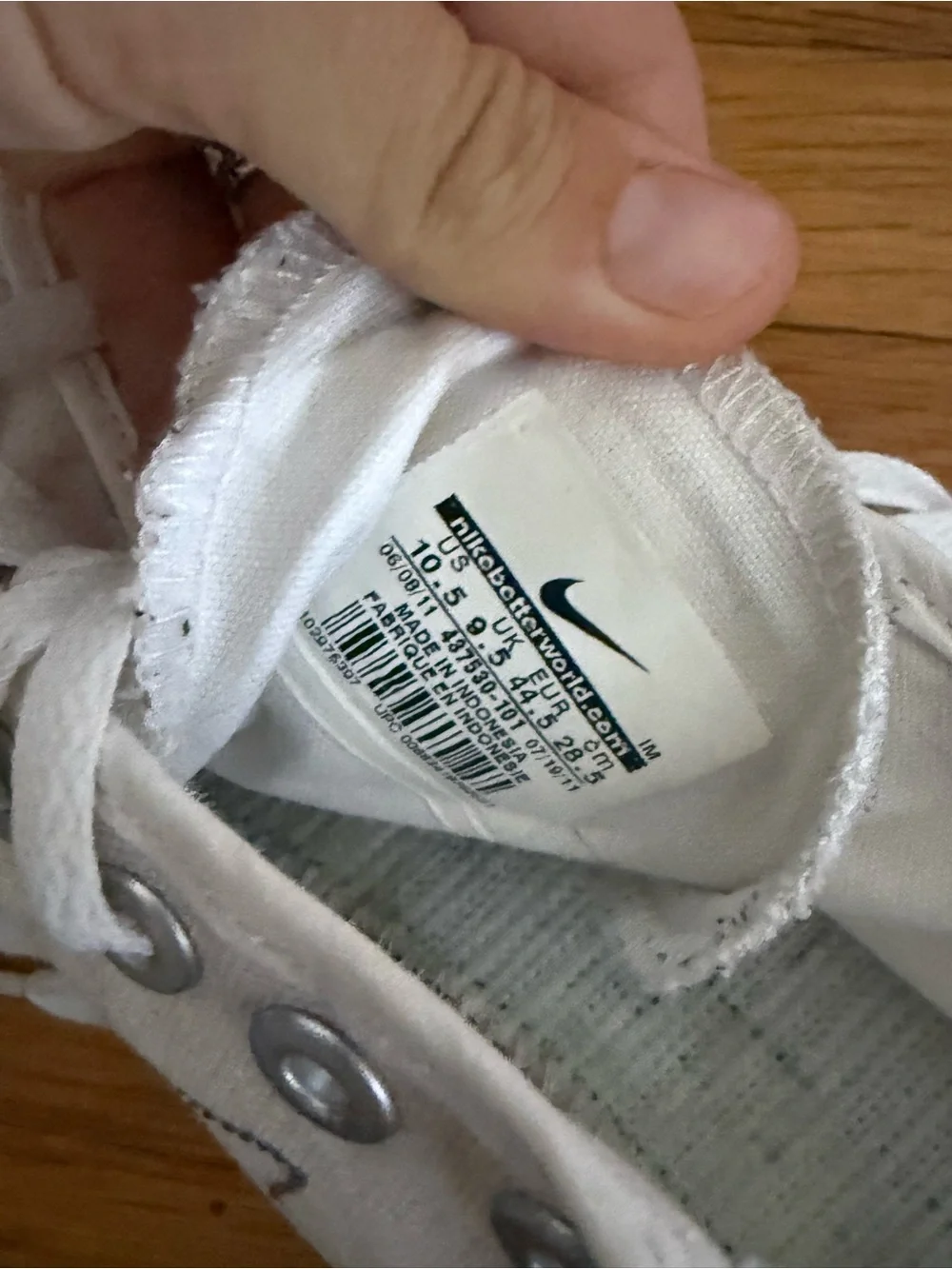 Nike White Low-Top Canvas Sneakers with Silver Eyelets
